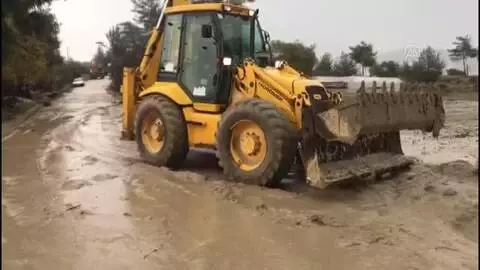 Kaş Belediye Başkanı, zarar gören seralarda inceleme yaptı (1) Kaş Belediye Başkanı, zarar gören seralarda inceleme yaptı (1)
