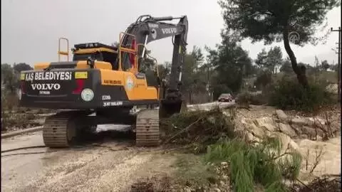 Kaş Belediye Başkanı, zarar gören seralarda inceleme yaptı (1) Kaş Belediye Başkanı, zarar gören seralarda inceleme yaptı (1)