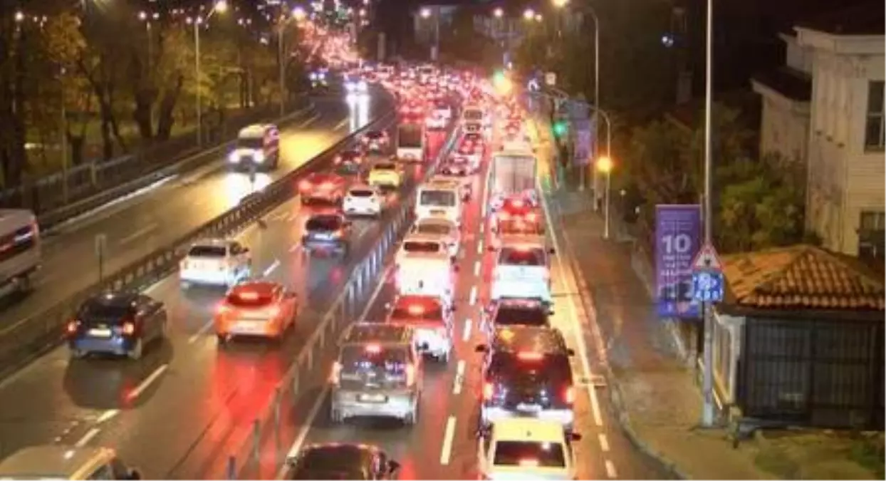 Kısıtlamanın ardından ilk iş gününde trafik yoğunluğu-1