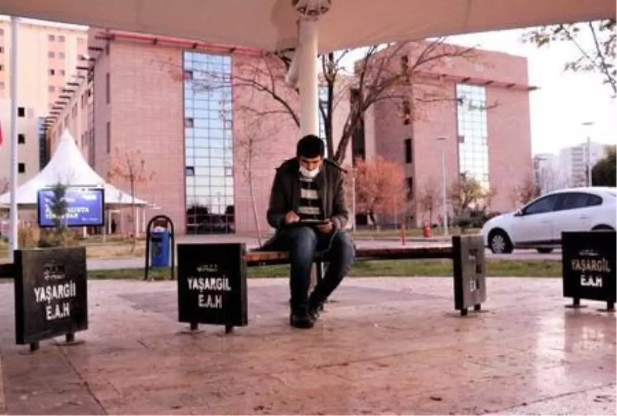 Koronavirüs tedavisi gören babasına refakatçi öğretmen, bahçede uzaktan eğitim veriyor