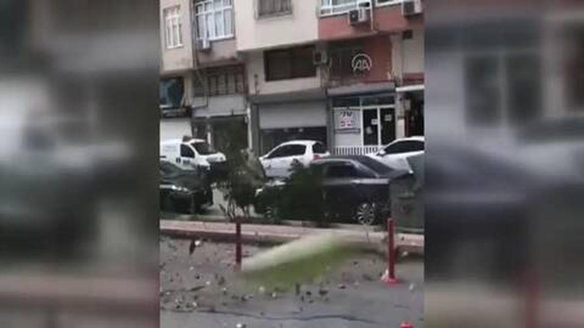 Kuvvetli rüzgar nedeniyle çöp konteynerleri sürüklendi