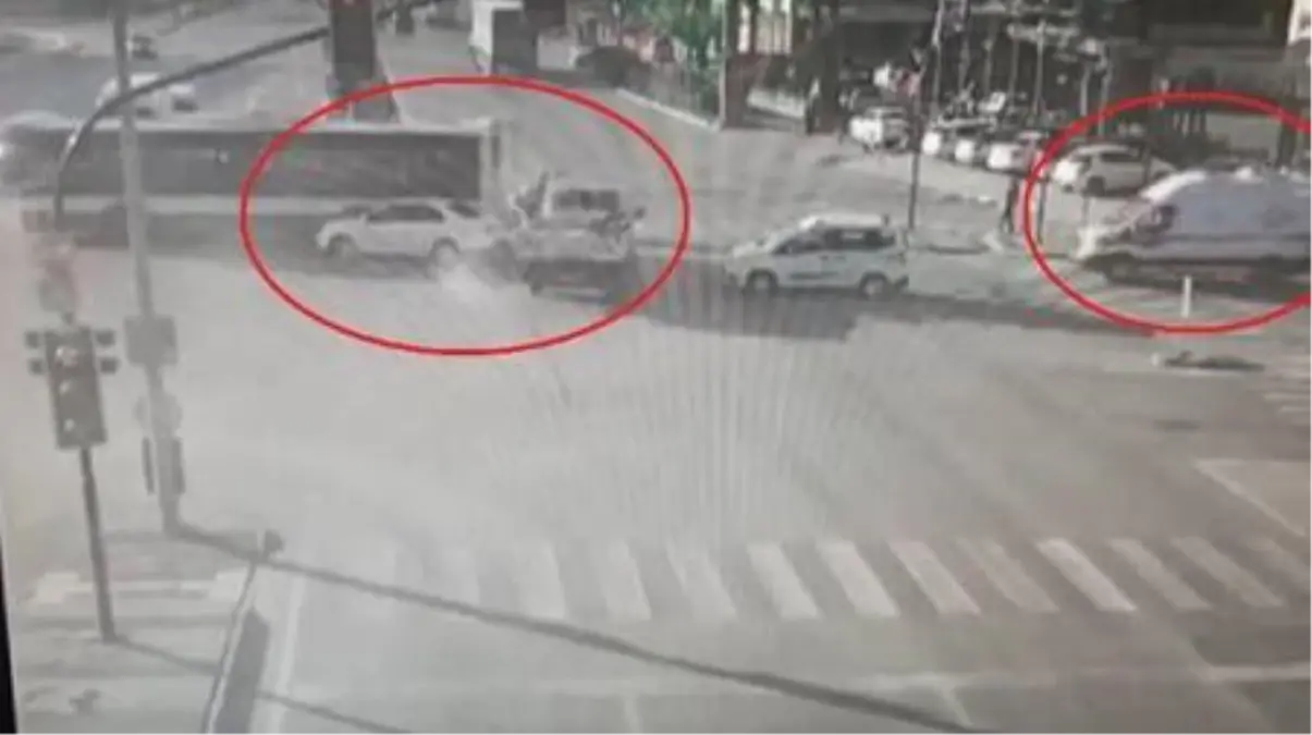 Son dakika... Otomobilin, ambulansa yol veren özel halk otobüsüne çarptığı kaza kamerada
