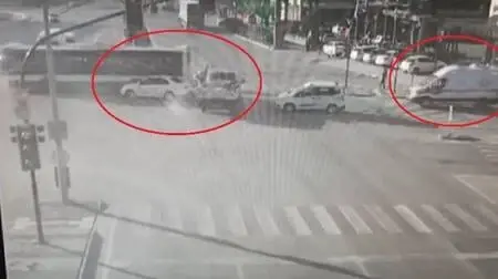 Son dakika... Otomobilin, ambulansa yol veren özel halk otobüsüne çarptığı kaza kamerada Son dakika... Otomobilin, ambulansa yol veren özel halk otobüsüne çarptığı kaza kamerada