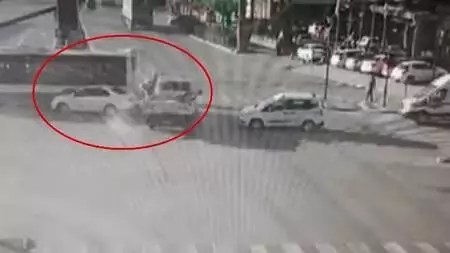 Son dakika... Otomobilin, ambulansa yol veren özel halk otobüsüne çarptığı kaza kamerada Son dakika... Otomobilin, ambulansa yol veren özel halk otobüsüne çarptığı kaza kamerada