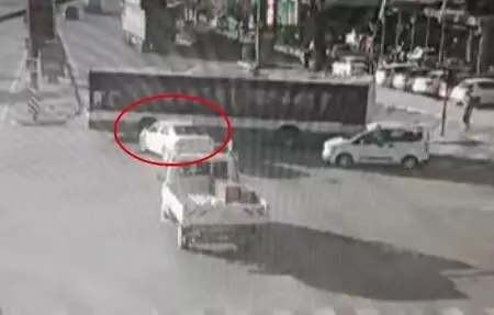 Son dakika... Otomobilin, ambulansa yol veren özel halk otobüsüne çarptığı kaza kamerada Son dakika... Otomobilin, ambulansa yol veren özel halk otobüsüne çarptığı kaza kamerada