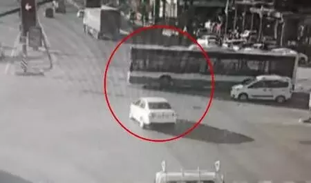 Son dakika... Otomobilin, ambulansa yol veren özel halk otobüsüne çarptığı kaza kamerada Son dakika... Otomobilin, ambulansa yol veren özel halk otobüsüne çarptığı kaza kamerada