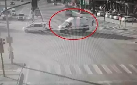 Son dakika... Otomobilin, ambulansa yol veren özel halk otobüsüne çarptığı kaza kamerada Son dakika... Otomobilin, ambulansa yol veren özel halk otobüsüne çarptığı kaza kamerada