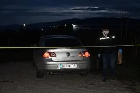 Otomobil hırsızları kız arkadaşlarıyla gezerken yakalandı