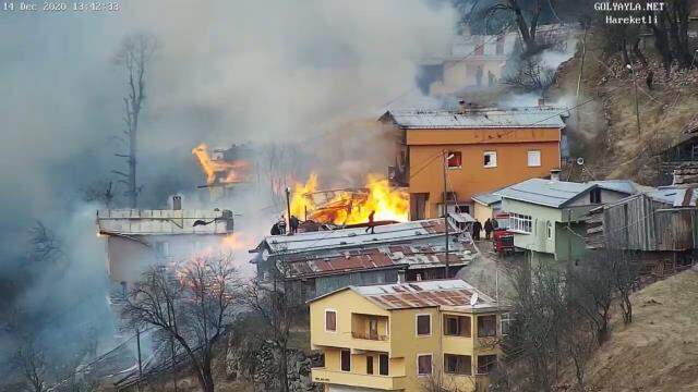 Rize'de köyde yangın; 8 ev alev aldı, ekipler müdahale ediyor