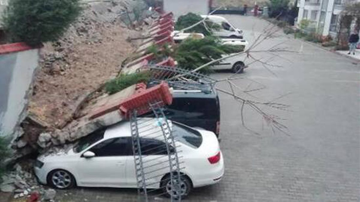 Sitenin istinat duvarı çöktü: 20 araçta maddi hasar var
