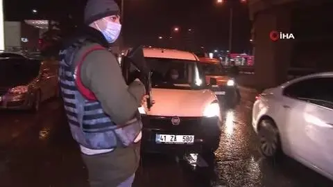 Sokağa çıkma kısıtlaması denetimlerinde ceza yağmaya devam ediyor Sokağa çıkma kısıtlaması denetimlerinde ceza yağmaya devam ediyor