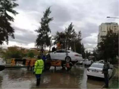 su taskinin ardindan araclar cekiliyor
