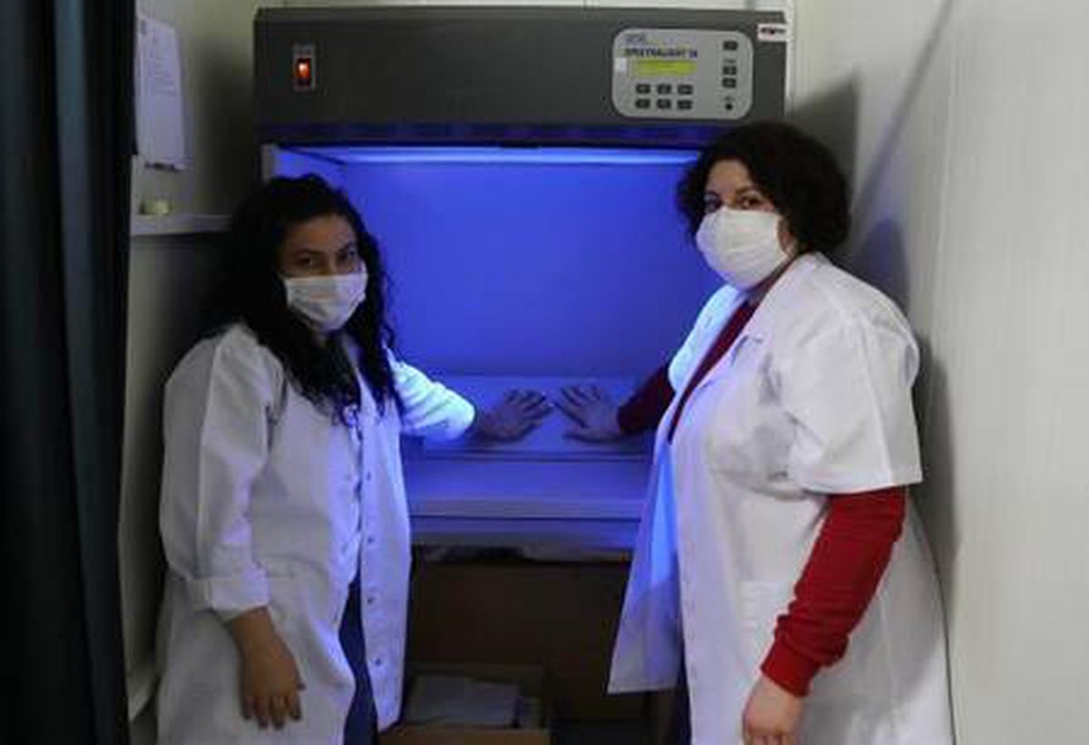 'Ultraviyole ışıklı makine koronayı gösteriyor' iddiasına uzmanlardan yanıt: Bir ilaçtaki fosfordan kaynaklanıyor
