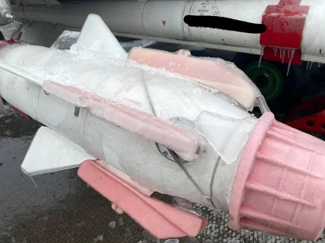 Ukrayna'da soğuktan savaş uçağı buz tuttu