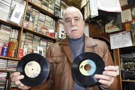 45 yılda birçok ünlü isme ait 13 bin plak ve kaset arşivledi! Dükkana gelen sanatçılar bile şaşırıp kalıyor 45 yılda birçok ünlü isme ait 13 bin plak ve kaset arşivledi! Dükkana gelen sanatçılar bile şaşırıp kalıyor