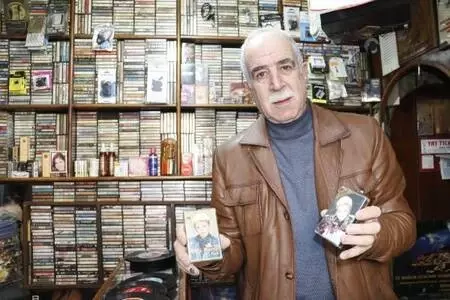 45 yılda birçok ünlü isme ait 13 bin plak ve kaset arşivledi! Dükkana gelen sanatçılar bile şaşırıp kalıyor 45 yılda birçok ünlü isme ait 13 bin plak ve kaset arşivledi! Dükkana gelen sanatçılar bile şaşırıp kalıyor