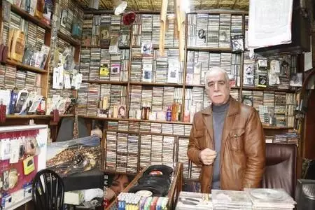 45 yılda birçok ünlü isme ait 13 bin plak ve kaset arşivledi! Dükkana gelen sanatçılar bile şaşırıp kalıyor 45 yılda birçok ünlü isme ait 13 bin plak ve kaset arşivledi! Dükkana gelen sanatçılar bile şaşırıp kalıyor