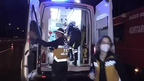 Anadolu Otoyolu'nda yolcu otobüsü kamyona çarptı: 16 yaralı Anadolu Otoyolu'nda yolcu otobüsü kamyona çarptı: 16 yaralı