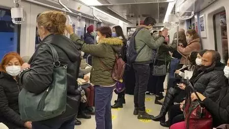 Ankara'da toplu taşıma araçlarında yoğunluk Ankara'da toplu taşıma araçlarında yoğunluk