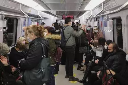 Ankara'da toplu taşıma araçlarında yoğunluk Ankara'da toplu taşıma araçlarında yoğunluk