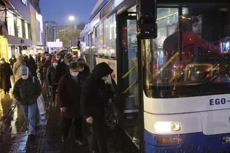 Ankara'da toplu taşıma araçlarında yoğunluk Ankara'da toplu taşıma araçlarında yoğunluk