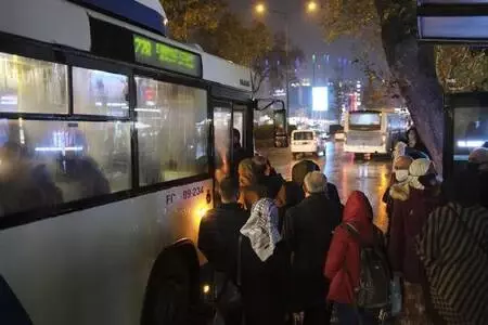 Ankara'da toplu taşıma araçlarında yoğunluk Ankara'da toplu taşıma araçlarında yoğunluk