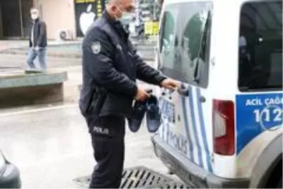 Sinir krizi geçiren kadın yarı çıplak soyunup otomobillere saldırdı Sinir krizi geçiren kadın yarı çıplak soyunup otomobillere saldırdı