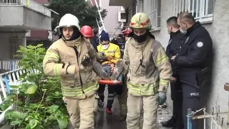 Avcılar'da 5 katlı binanın balkonları çöktü Avcılar'da 5 katlı binanın balkonları çöktü