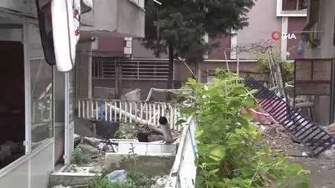 Avcılar'da 5 katlı binanın balkonları çöktü Avcılar'da 5 katlı binanın balkonları çöktü