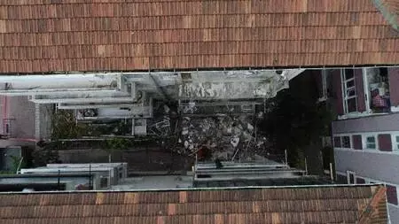 Avcılar'da 5 katlı binanın balkonları çöktü Avcılar'da 5 katlı binanın balkonları çöktü