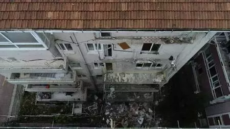 Avcılar'da 5 katlı binanın balkonları çöktü Avcılar'da 5 katlı binanın balkonları çöktü