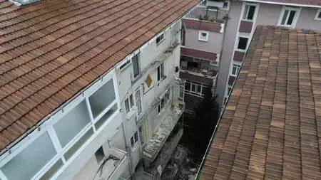 Avcılar'da 5 katlı binanın balkonları çöktü Avcılar'da 5 katlı binanın balkonları çöktü