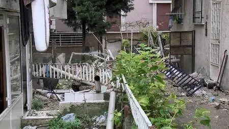 Avcılar'da 5 katlı binanın balkonları çöktü Avcılar'da 5 katlı binanın balkonları çöktü