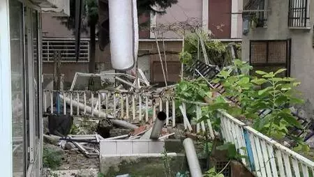 Avcılar'da 5 katlı binanın balkonları çöktü Avcılar'da 5 katlı binanın balkonları çöktü