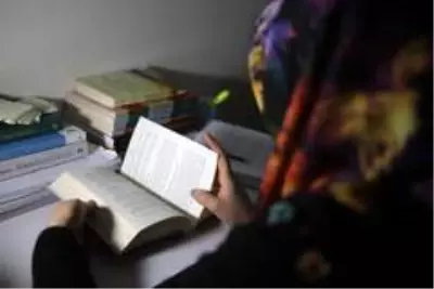 Baba okutmadı, azmi ve kocasının desteğiyle üniversiteli oldu Baba okutmadı, azmi ve kocasının desteğiyle üniversiteli oldu