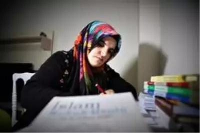 Baba okutmadı, azmi ve kocasının desteğiyle üniversiteli oldu Baba okutmadı, azmi ve kocasının desteğiyle üniversiteli oldu