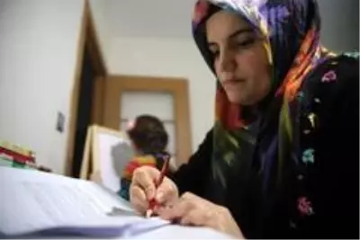 Baba okutmadı, azmi ve kocasının desteğiyle üniversiteli oldu Baba okutmadı, azmi ve kocasının desteğiyle üniversiteli oldu