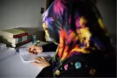 Baba okutmadı, azmi ve kocasının desteğiyle üniversiteli oldu Baba okutmadı, azmi ve kocasının desteğiyle üniversiteli oldu