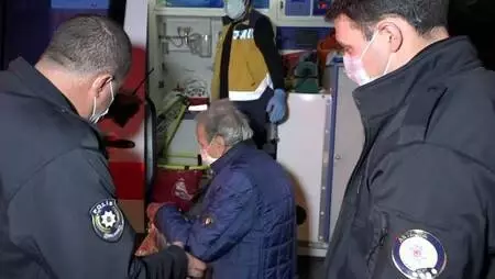 Başına sert cisimle vurup, telefonunu gasbetmeye çalıştılar Başına sert cisimle vurup, telefonunu gasbetmeye çalıştılar