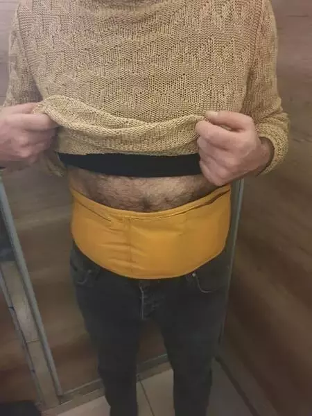 Beline sarılı uyuşturucuyla uçağa binmeye çalışırken yakalandı Beline sarılı uyuşturucuyla uçağa binmeye çalışırken yakalandı