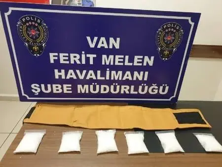 Beline sarılı uyuşturucuyla uçağa binmeye çalışırken yakalandı Beline sarılı uyuşturucuyla uçağa binmeye çalışırken yakalandı