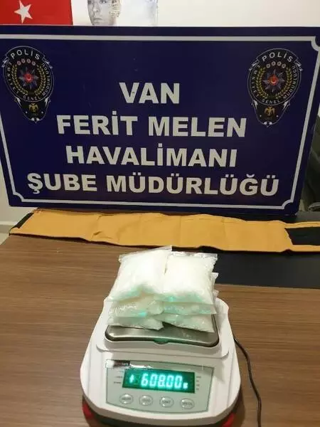 Beline sarılı uyuşturucuyla uçağa binmeye çalışırken yakalandı Beline sarılı uyuşturucuyla uçağa binmeye çalışırken yakalandı
