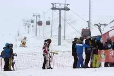 Erciyes'te kayak sezonu açıldı Erciyes'te kayak sezonu açıldı