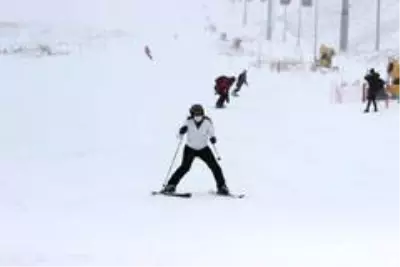 Erciyes'te kayak sezonu açıldı Erciyes'te kayak sezonu açıldı