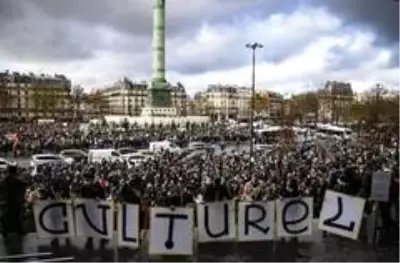 Fransız eğlence sektörü temsilcilerinden hükümet protestosu Fransız eğlence sektörü temsilcilerinden hükümet protestosu
