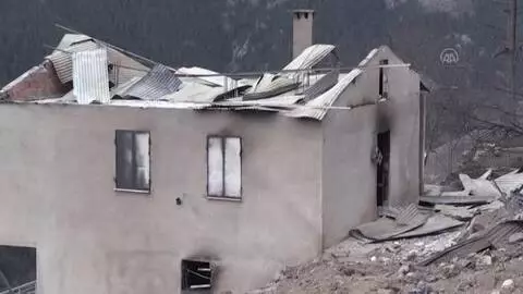 Son dakika... Gölyayla köyünde çıkan yangın söndürüldü Son dakika... Gölyayla köyünde çıkan yangın söndürüldü