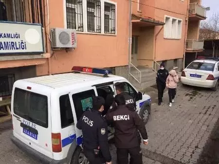 Hırsızlık için dükkanın kepenklerini, otomobile bağladıkları halatla kaldırdılar Hırsızlık için dükkanın kepenklerini, otomobile bağladıkları halatla kaldırdılar