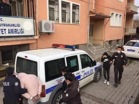 Hırsızlık için dükkanın kepenklerini, otomobile bağladıkları halatla kaldırdılar Hırsızlık için dükkanın kepenklerini, otomobile bağladıkları halatla kaldırdılar