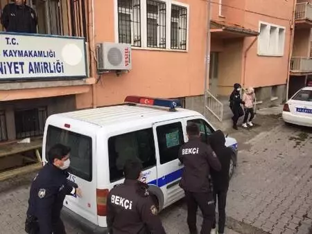 Hırsızlık için dükkanın kepenklerini, otomobile bağladıkları halatla kaldırdılar Hırsızlık için dükkanın kepenklerini, otomobile bağladıkları halatla kaldırdılar