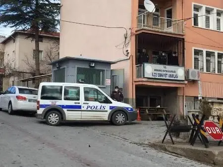 Hırsızlık için dükkanın kepenklerini, otomobile bağladıkları halatla kaldırdılar Hırsızlık için dükkanın kepenklerini, otomobile bağladıkları halatla kaldırdılar